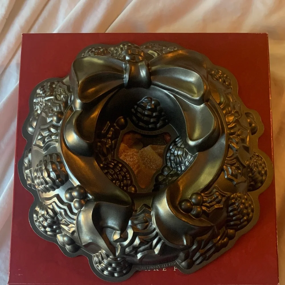 Williams Sonoma Red Wreath Bundt Cake Pan